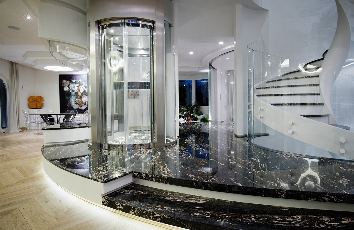 Wendeltreppe mit schwarzem Marmor und Glas gebaut in einer Luxusvilla in Roma
