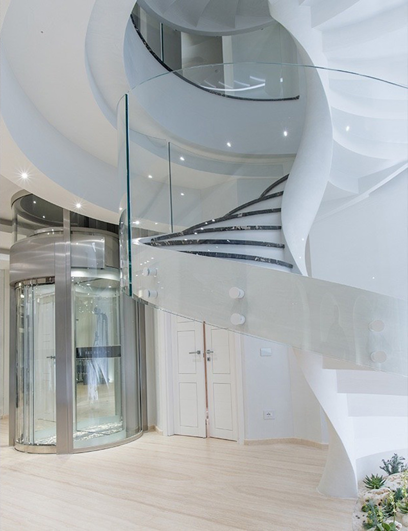 Escalier hélicoïdal en marbre noir et verre construit dans une villa à Rome